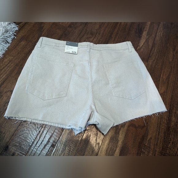 Jean shorts high waisted, slim leg cream, plus size 18 - Picture 2 of 7